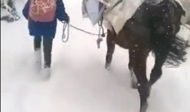 Kar yolu kapatınca çocukları at sırtında okula götürdü