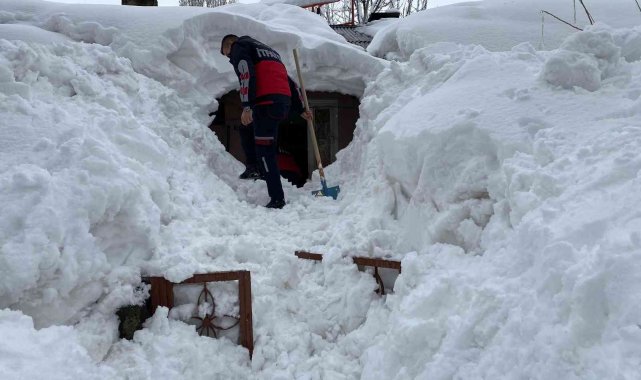 Kara gömülen evde mahsur kalan aileyi itfaiye ekipleri kurtardı