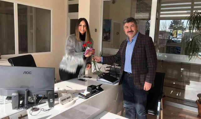 Karanfillerle kutlandı