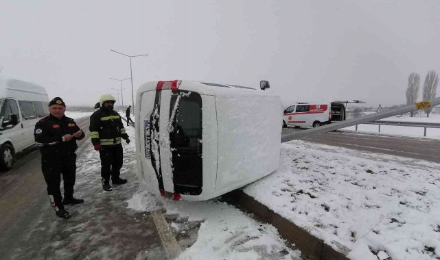 Karda kayan otomobil direğe çarptı: 3 yaralı
