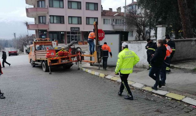 Kargı&#039;da çalınan trafik tabelalarının yerine yenileri konuldu
