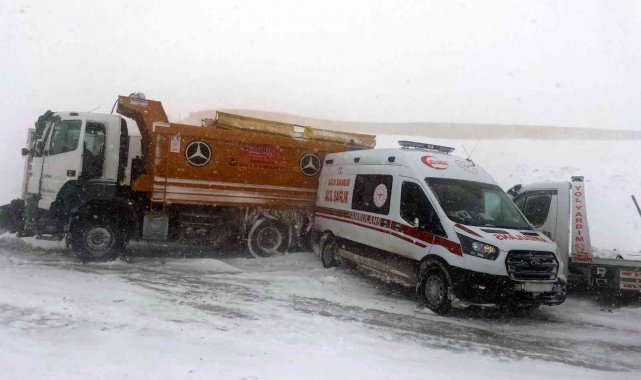 Karlı yolda kayan araçlar ambulansa çarptı