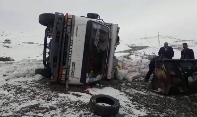 Karlı yolda kayan kamyonet yan yattı