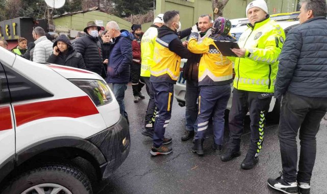 Karlı yolda kayan otomobil 3 araca çarparak durabildi