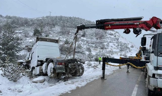 Karlı yolda kontrolden çıkan tır ormanlık alana devrildi