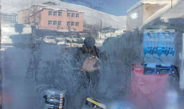 Karlıova buz tuttu, araçlar çalışmadı