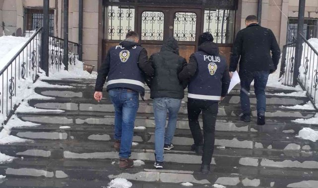 Karlıova'da 4 ikamete giren hırsız tutuklandı