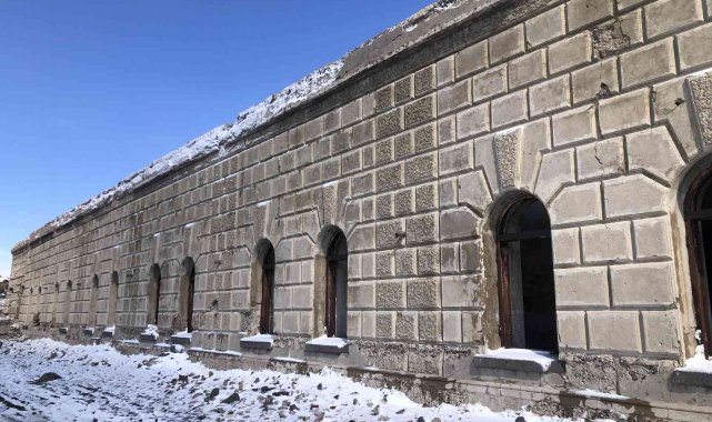 Kars&#039;ta 272 yıllık tabya turizme kazandırılmayı bekliyor