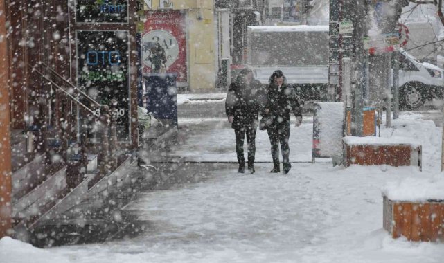 Kars'ta 3 ilçede okullar tatil edildi