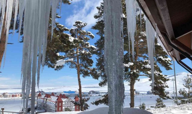 Kars'ta 4 metrelik buz sarkıtları oluştu