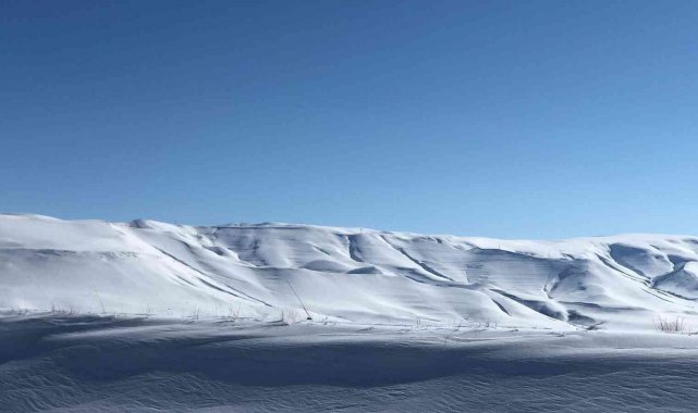Kars&#039;ta beyaza bürünen dağlar kartpostallık görüntüler oluşturdu