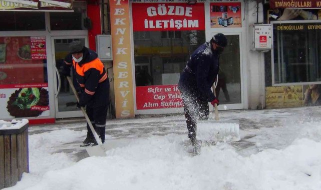 Kars'ta kaldırımların karı temizleniyor