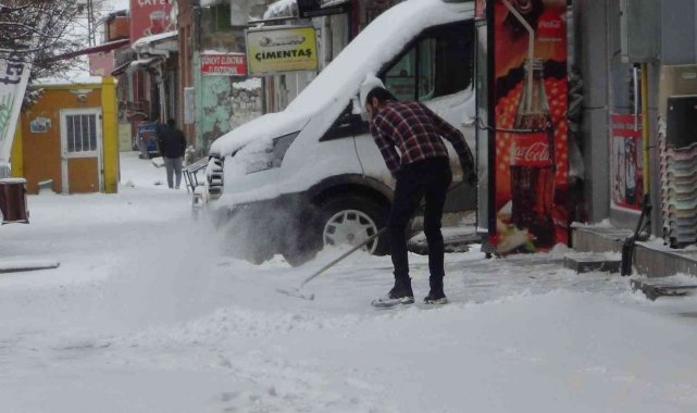 Kars'ta kar ve tipi hayatı olumsuz etkiliyor