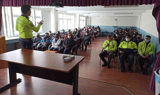 Kars&#039;ta lise öğrencilerine trafik kuralları anlatıldı
