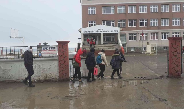 Kars'ta öğrencilerin yağmurla birlikte çamur sınavı