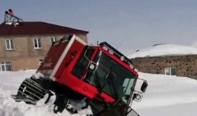 Kars'ta paletli ambulans yan yattı