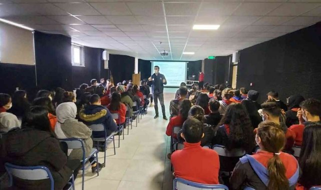 Kars'ta polis lise öğrencilerine bilgilendirdi