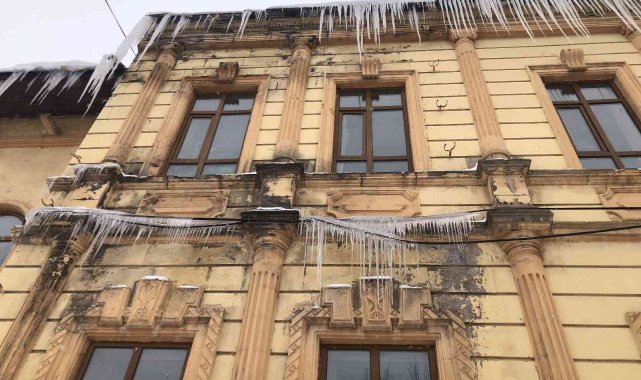 Kars&#039;ta tarihi binadaki buz sarkıtları tehlike saçıyor