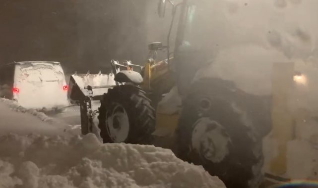 Kars&#039;ta tipi nedeniyle onlarca araç mahsur kaldı