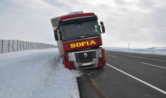 Kars'ta tır yoldan çıktı