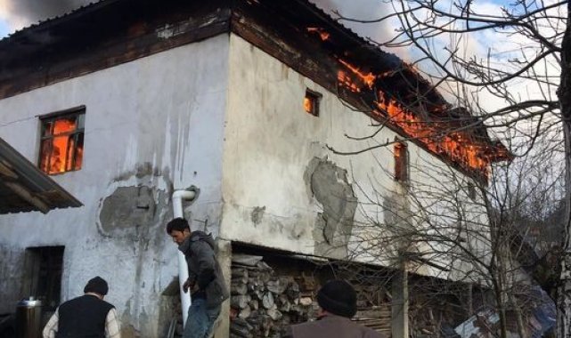 Kastamonu'da iki katlı evde korkutan yangın