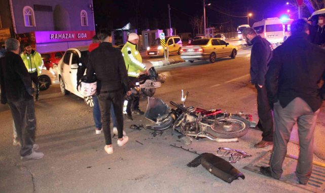 Kavşakta feci kaza: 2 yaralı