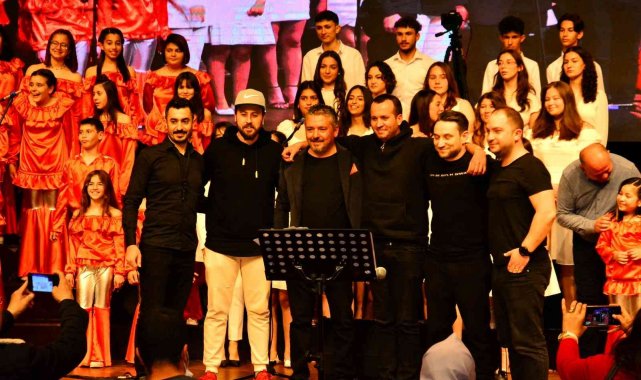 Kayahan, Manavgat'ta konserle anıldı