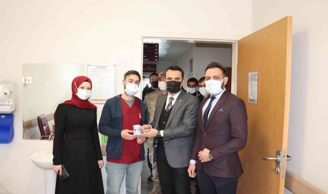 Kaymakam Çelik'ten sağlık çalışanlarına hediye