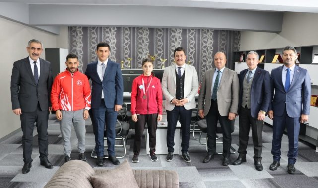 Kaymakam Güneş, Güreşte Türkiye 3. Olan Aleyna&#039;ya altın ödülü verdi