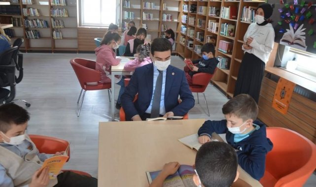 Kaymakam Güzel, öğrencilerle kitap okudu