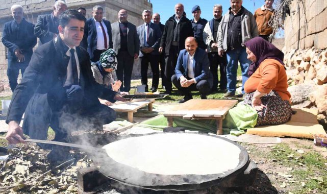 Kaymakam Sevgili, kadınlarla köy ekmeği pişirdi