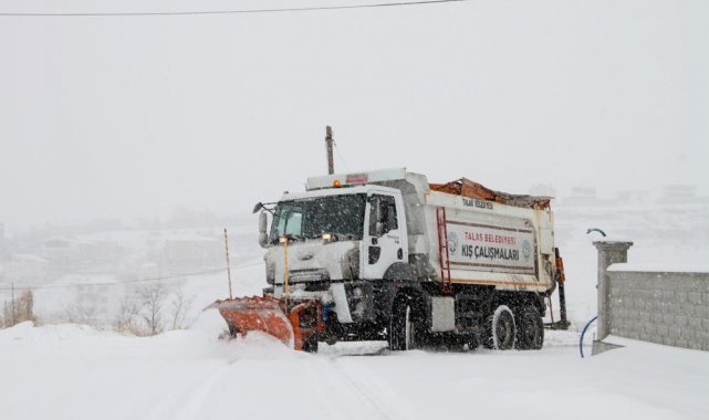 Kayseri&#039;de 60 mahalle yoluna kar engeli