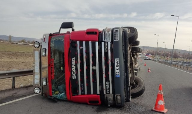 Kayseri'de virajı alamayan tır devrildi