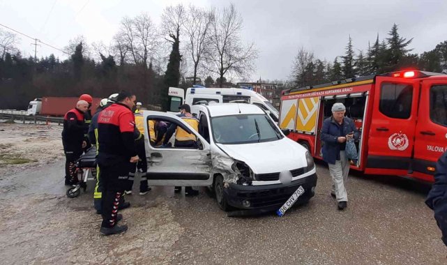 Kaza yapan araçta sıkışan yaralıyı itfaiye ekipleri kurtardı