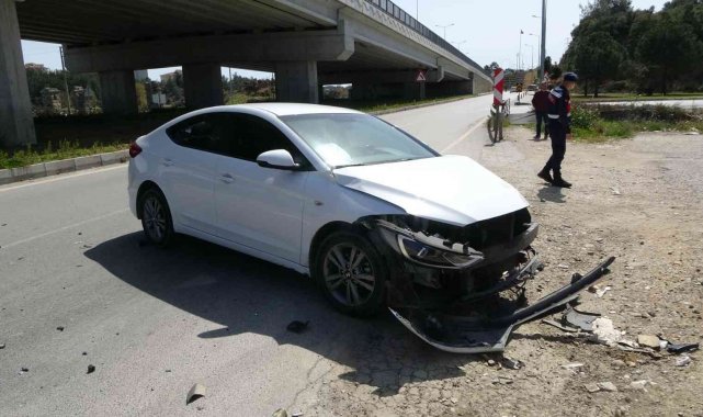 Kaza yaptığı otomobilden kendini dışarı zor attı