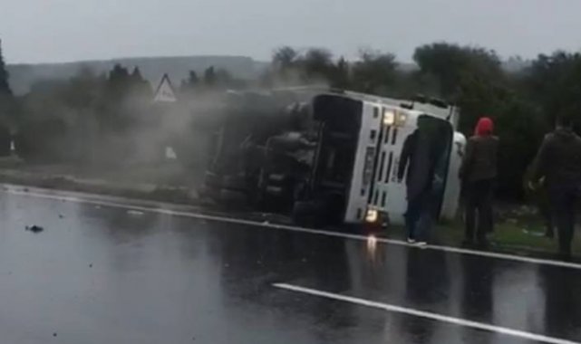 Kazada kabinde mahsur kalanları vatandaşlar çekiçle camı kırarak kurtardı