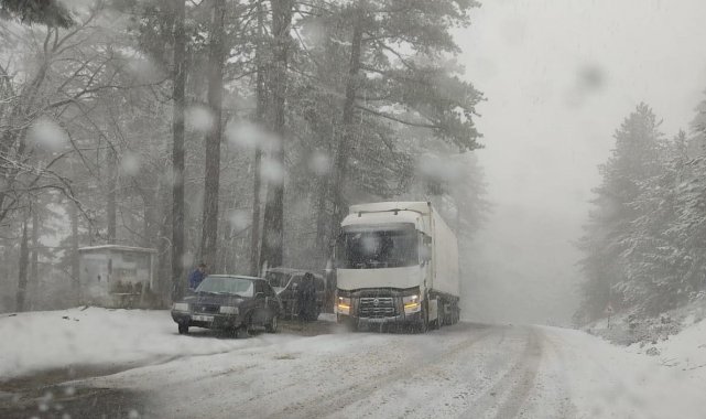 Kazdağları&#039;nda aniden bastıran kar sürücülere zor anlar yaşattı