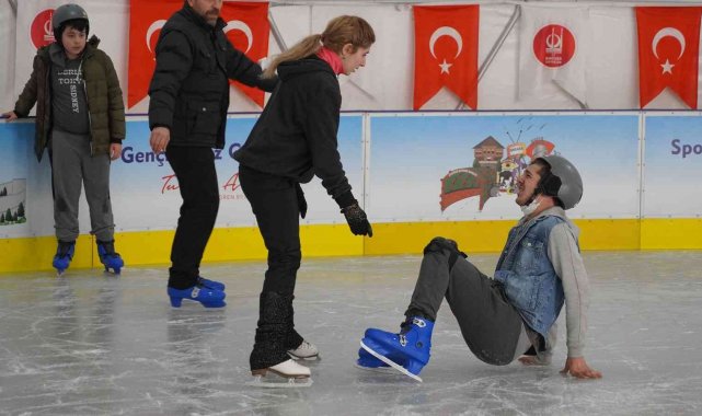 Keçiören'deki buz pateni pisti ücretsiz hizmet veriyor