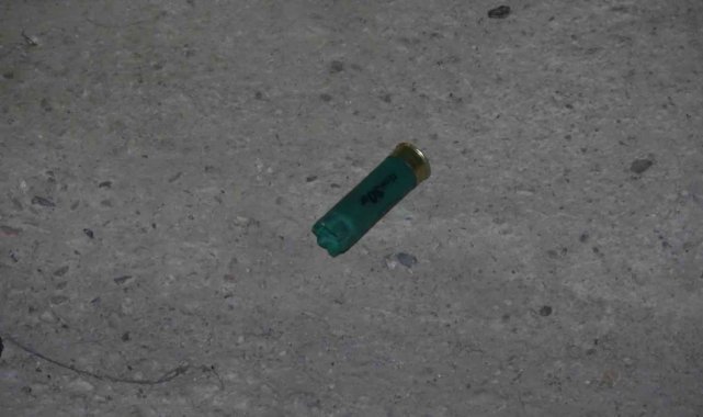 Kendisini polis olarak tanıtan restoran bekçisi 2 kişiyi silahla yaraladı