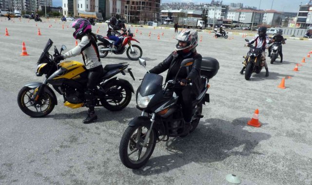 Kepez'de kadınlara motosiklet sürüş eğitimi