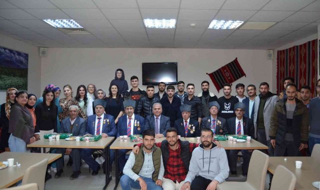 Kıbrıs gazileri üniversite öğrencileriyle anılarını paylaştı