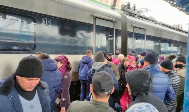 Kiev'i terk etmek isteyen halk tren istasyonlarında izdihama neden oldu