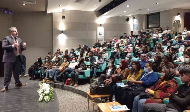 Kilis 7 Aralık Üniversitesi İpekyolu Kariyer Fuarı'na katıldı