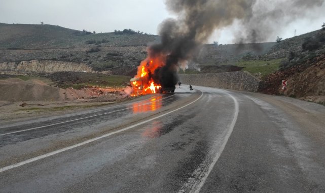 Kilis'te seyir halindeki tır alev topuna döndü