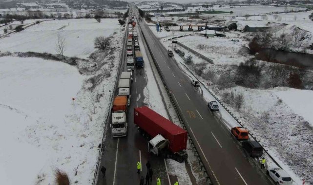 Kilometrelerce kuyruk oluştu...Tır, karda kaza yaptı Bursa İzmir karayolu felç oldu
