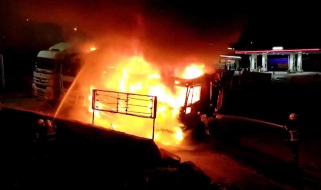 Kırıkkale'de sabaha karşı sıcak dakikalar: 3 tır alevlere teslim oldu