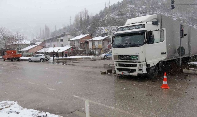 Kırımızı ışıkla bekleyen otomobile tır çarptı: 1 yaralı