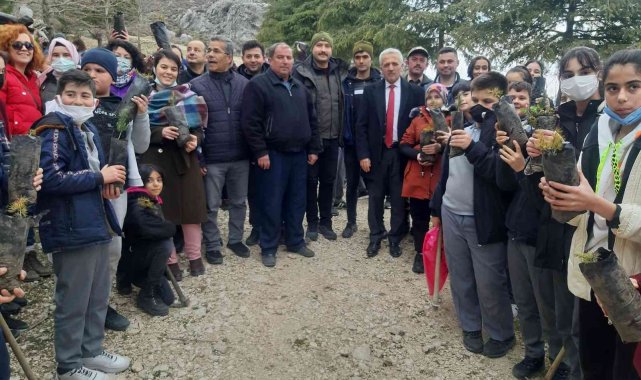 Kırkağaç&#039;ta 176 fidan toprakla buluştu