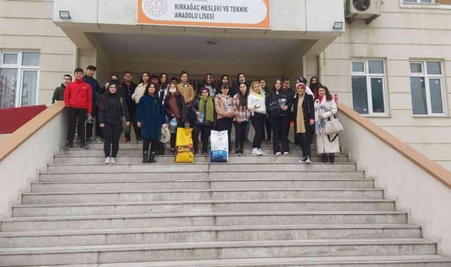 Kırkağaç&#039;ta duyarlı öğrenciler sokak hayvanlarını unutmadı