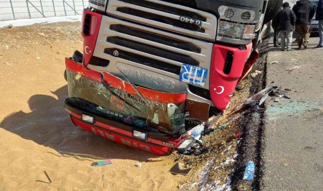 Kırşehir'de buğday yüklü tır devrildi